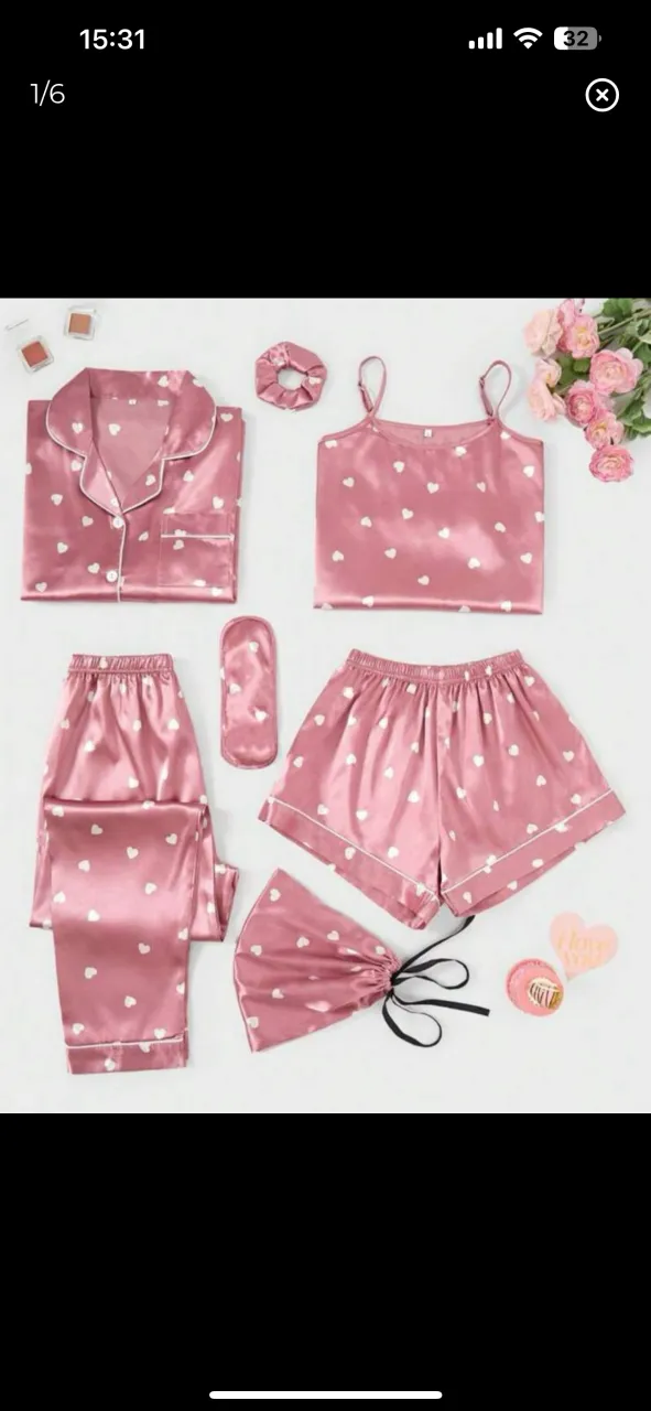 Conjunto de pijama de satén súper suave y cómodo, ideal para descansar. Incluye camisa, pantalón largo, short, musculosa, antifaz, scrunchie y bolsa de tela, todo con un adorable estampado de corazones blancos sobre fondo rosa. Perfecto para regalar o darte un gusto.