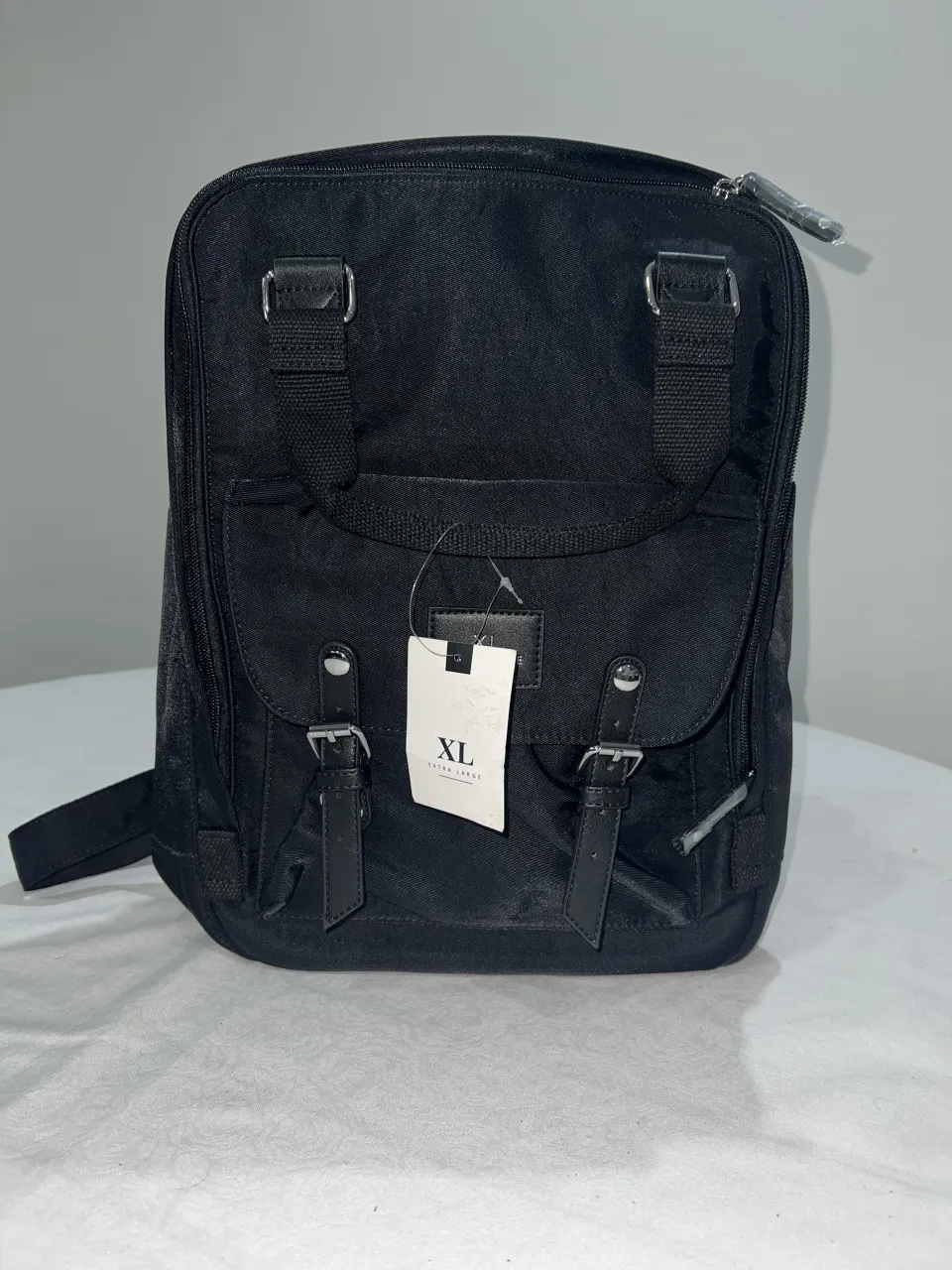 Mochila negra XL, ideal para el día a día o para llevar tus esenciales a todos lados. Diseño moderno con múltiples compartimentos y cierres. Cuenta con compartimento para PC.