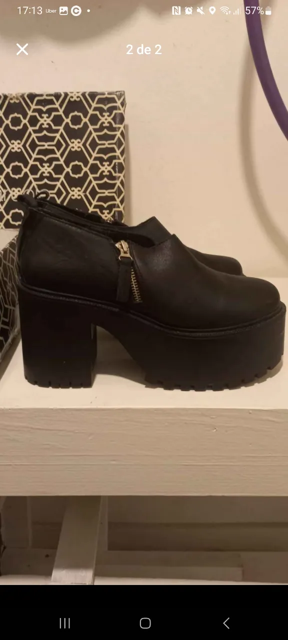 Botines negros de plataforma con cierre lateral y taco ancho. Ideales para un look moderno y canchero.
Marca Paruolo nuevos en su caja