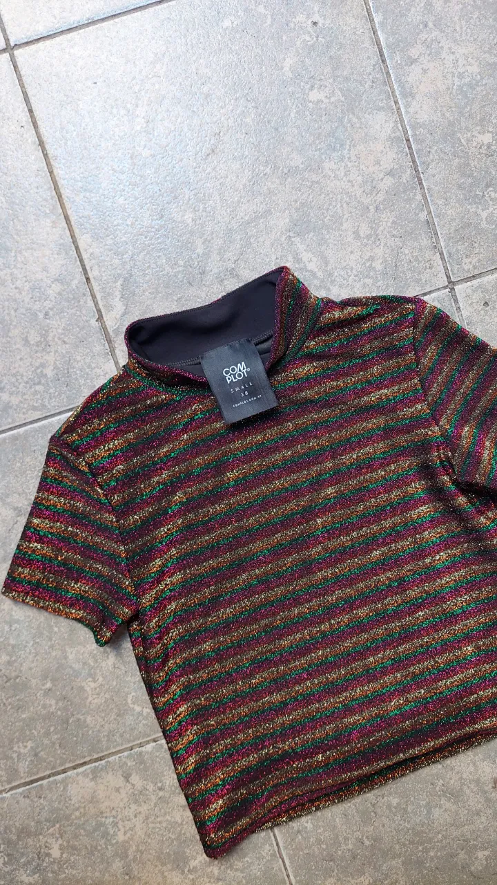 Remera COM PLOT - Vista 3