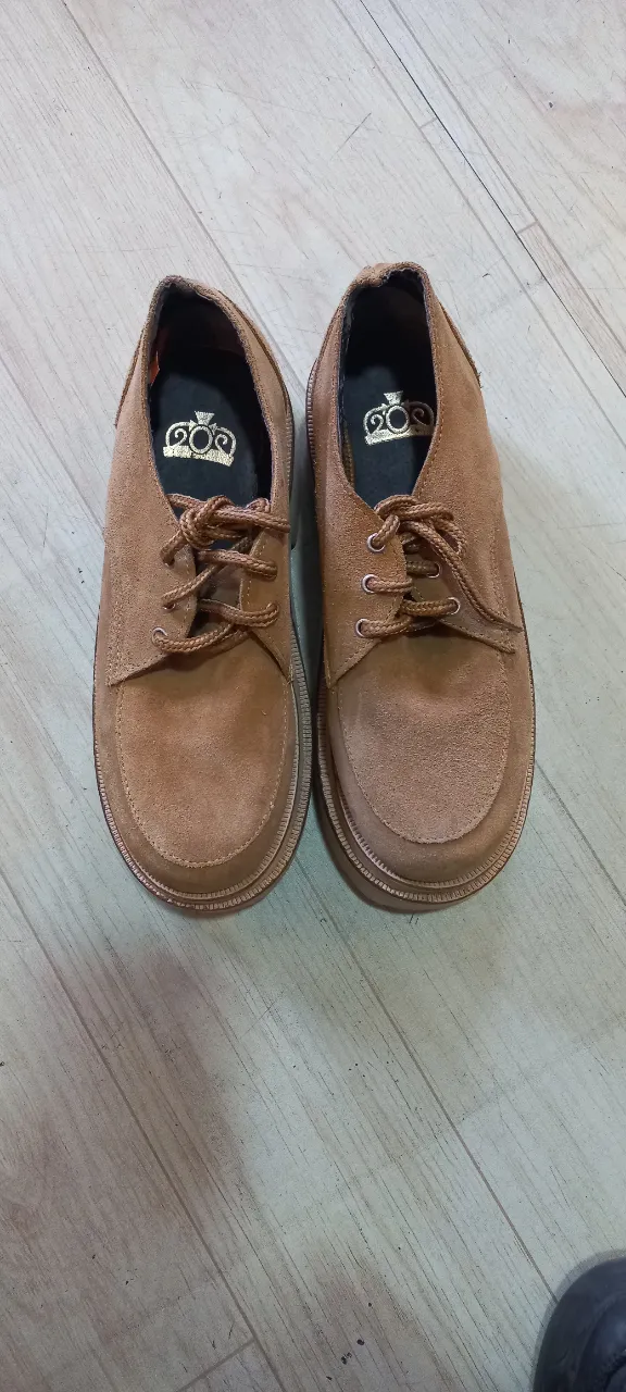 Zapatos de mujer estilo mocasín, color beige, con plataforma. Ideales para un look casual y vintage.