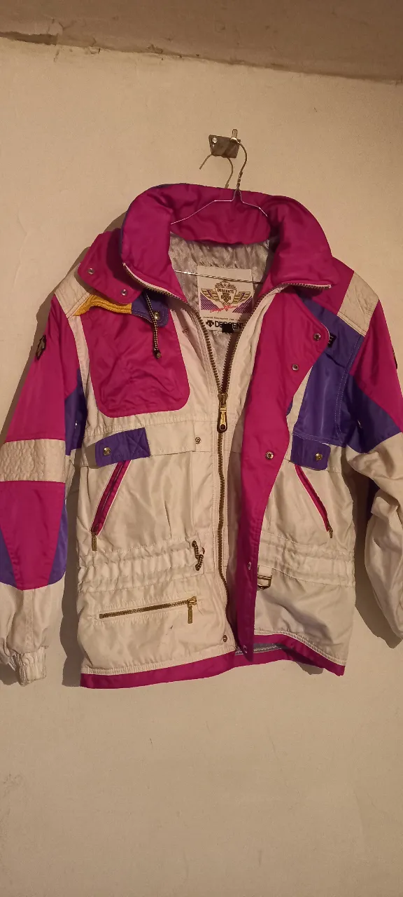 Campera de ski Ellesse vintage, con detalles en rosa y violeta. Ideal para la nieve, con cierre y bolsillos.