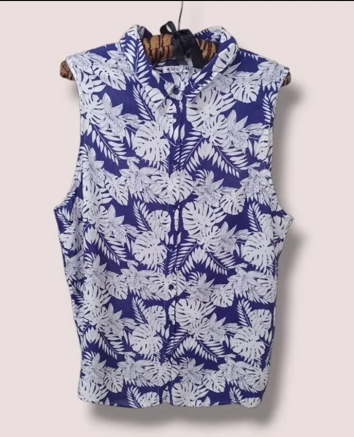 Camisa sin manga marca spx talle 46 sin uso medidas contorno de busto: 116 cm hombro a hombro: 36 cm largo: 70 cm