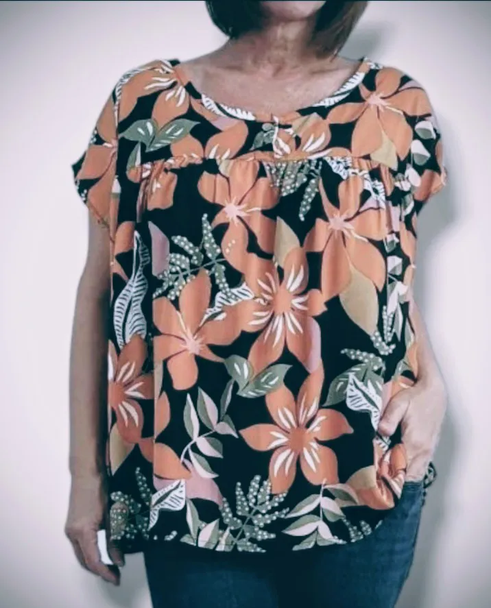 Camisa marca VALVINA estampada impecable sin uso medidas contorno de busto: 148 cm  largo: 62 cm