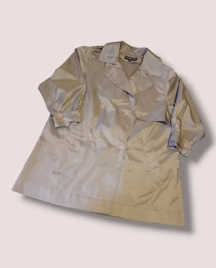 Trench importado de hong kong marca herman kay plateado metalizado botones color rosa manga globo medidas contorno de busto 118 cm largo 85 cm largo de  manga 56 cm sisa 34 cm