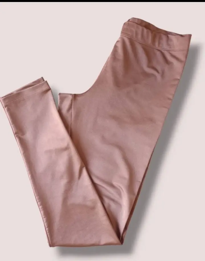 Calza de mujer color chocolate brillante, ideal para usar en cualquier ocasión. Talle L Medidas contorno de cintura sin estirar 70 cm largo 95 cm