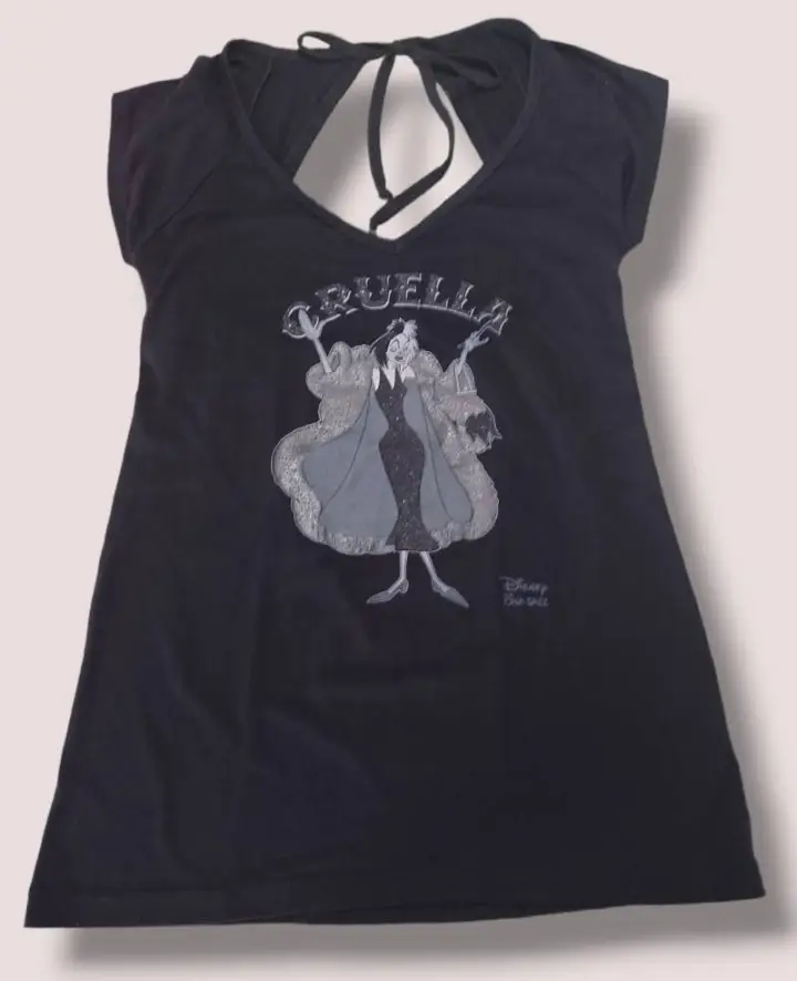 Remeron negro de mujer con estampado de Cruella de Vil. Diseño con espalda descubierta y lazo. Marca Disney por Ona Saez. Talle 3. Medidas Contorno de busto: 90 cm Largo: 70 cm