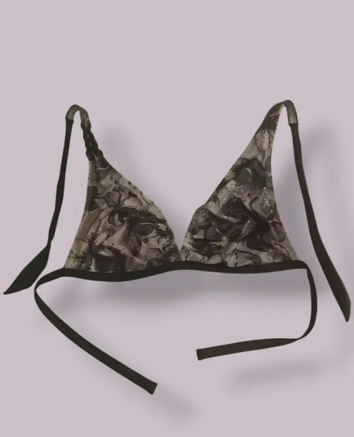 Top de bikini triangular con estampado floral en tonos grises y negros. Ideal para la playa o pileta. Talle 44.