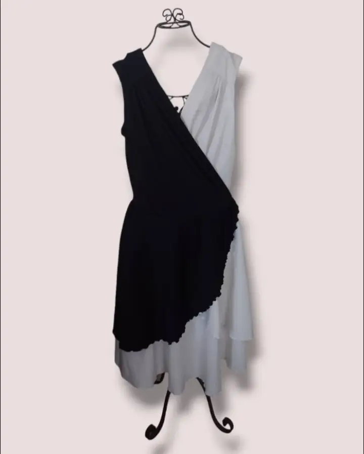Vestido midi asimétrico bicolor en blanco y negro. Diseño cruzado con detalle de volados en el borde. Ideal para eventos especiales o salidas. Medidas Contorno de busto:100cm  Contorno de cintura: 80 cm Largo: 100cm
