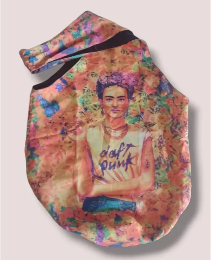Tote bag con estampado de Frida Kahlo y Daft Punk. Ideal para llevar tus cosas con estilo y originalidad. Perfecto para un look casual y artístico. Medidas Largo:50 cm Ancho:42 cm  la base que marca la profundida es redonda