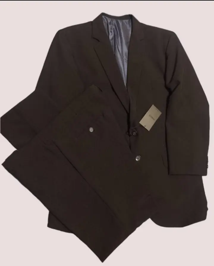 ambo furest en color negro , cuenta con con diseño de fantasía y corte slim fit. su composición de 65% poliéster y 35% viscosa marca macowens nuevo y con etiqueta