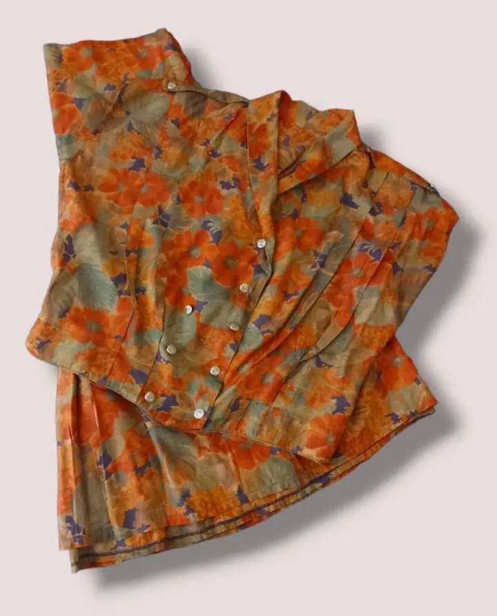 traje vintage compuesto por toretita corta a la cintura con botones plateados en dos hileras y charreteras mas pollera plizada con cierre y cintura ancha estilo caderin
