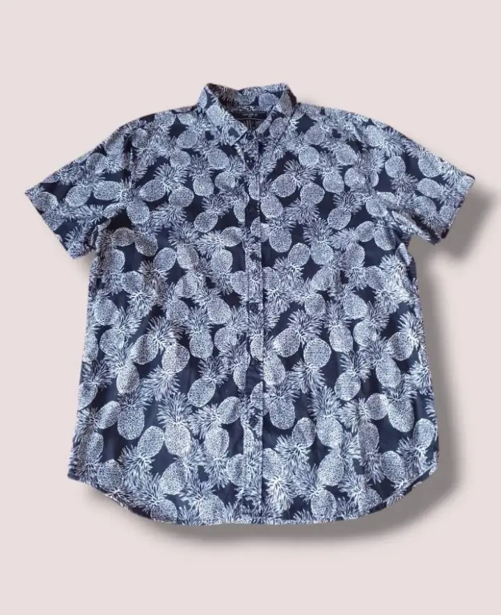 camisa de hombre de la marca forever 21 sin uso sin etiqueta. color negro con ananas super chanchera talle xl medidas contorno de busto:118cm largo: 76 cm hombros: 46 cm