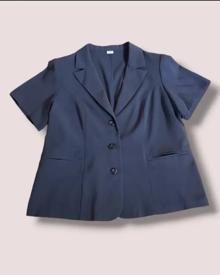 blazer manga corta entallado super canchero sin uso Medidas largo 65cm contorno cintura 50cm hombros 40cm sisa 36cm