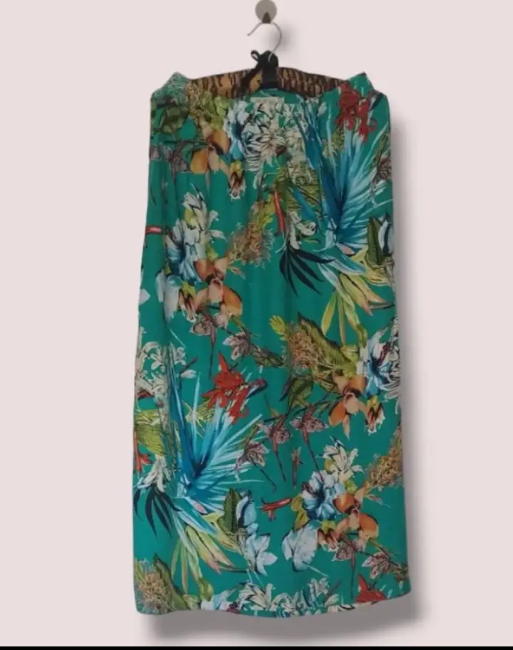 Pollera estampada largamarca south & co importadacon tajos al costado Medidas largo: 90 cmcintura: 75 cm se estira hasta 110cm tajo: 47 cm tiene un solo uso impecable como se ve en la foto