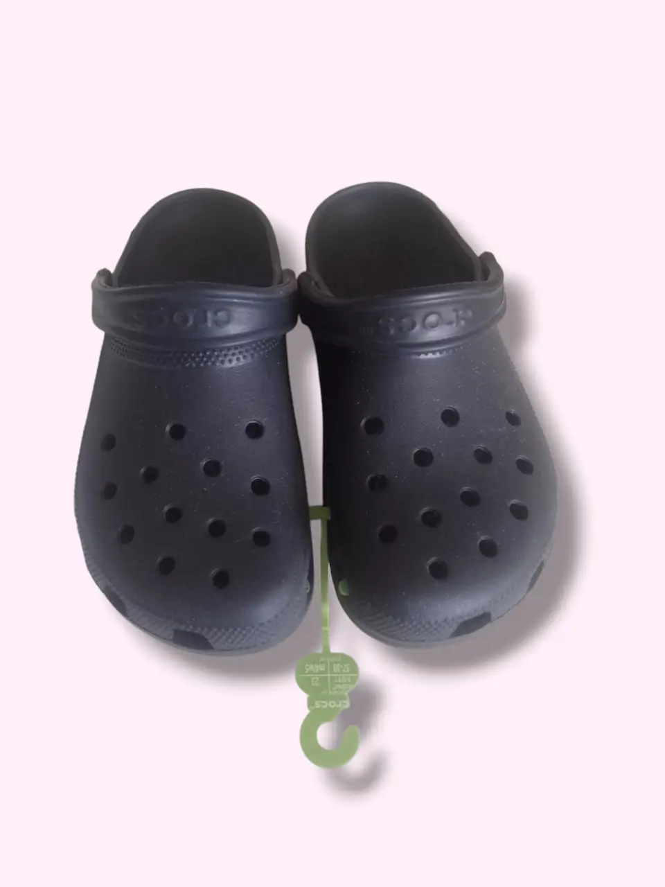 Zuecos Crocs negros, ideales para un look casual y cómodo. Perfectos para el día a día. Número 38 impecable un solo uso
