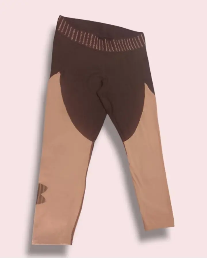 Calza marca under armour de compresion talle xl impecable con bolsillos y cintura de elastico ancho con el nombre de la marca Medidas Contorno de cintura sin estirar: 84 cm Contorno de caderda: 104 cm  Largo: 85 cm