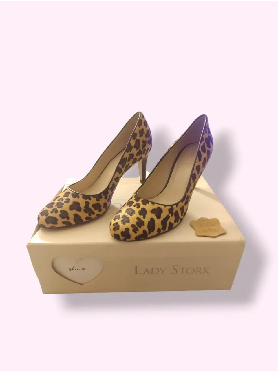 Zapatos de taco alto Lady Stork con estampado de leopardo. Talle 37, de cuero legitimo, Origen Brasil, Altura del taco 7,5 cm, un solo uso impecables