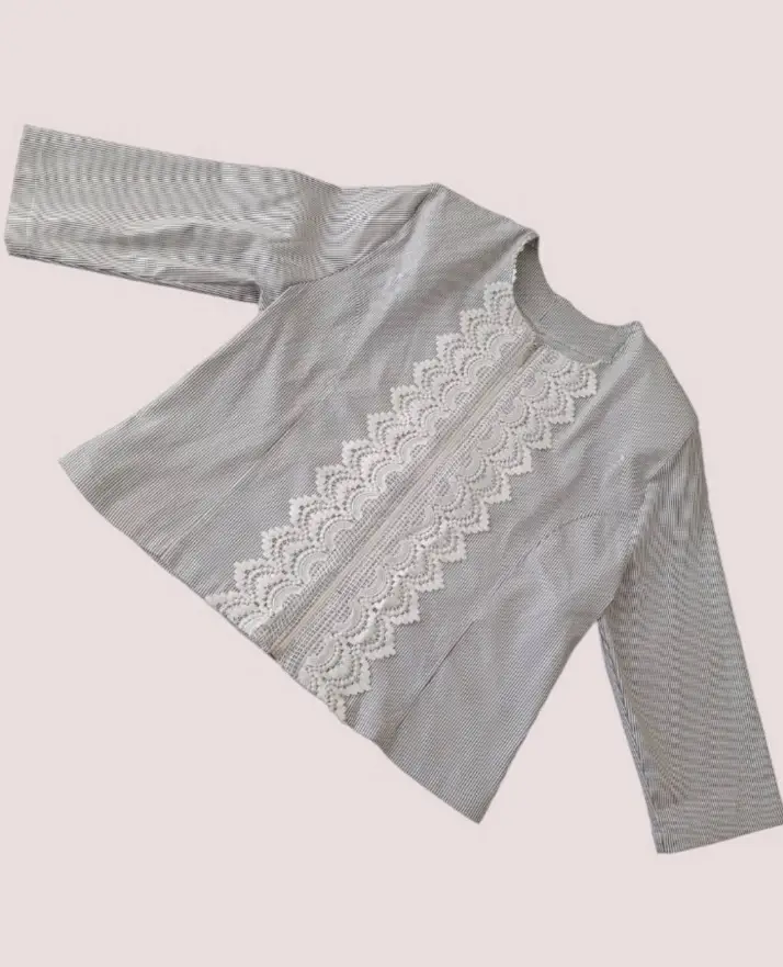Campera vintage de media estacion con cierre y encaje rallada blanco y azul manga 3/4 con hombreras impecable Medidas Contorno de busto:106 cm  Hombro a hombro:43 cm Largo 54 cm