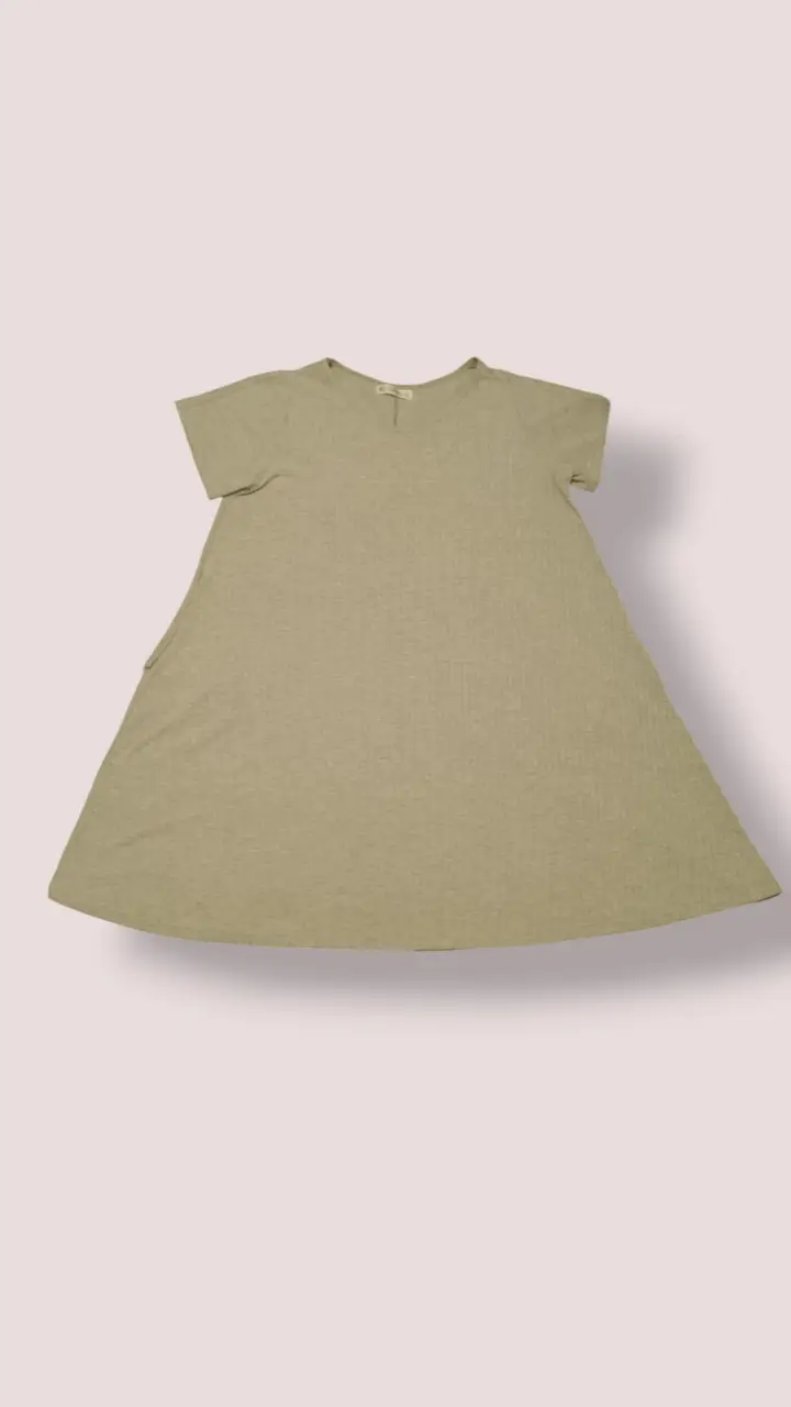 Vestido midi , con mangas cortas , cuello redondo y Bolsillos de la Marca No lo Presto. Ideal para un look casual y cómodo. Medidas Contorno de busto: 110 cm Largo: 90 cm  Sisa: 24 cm