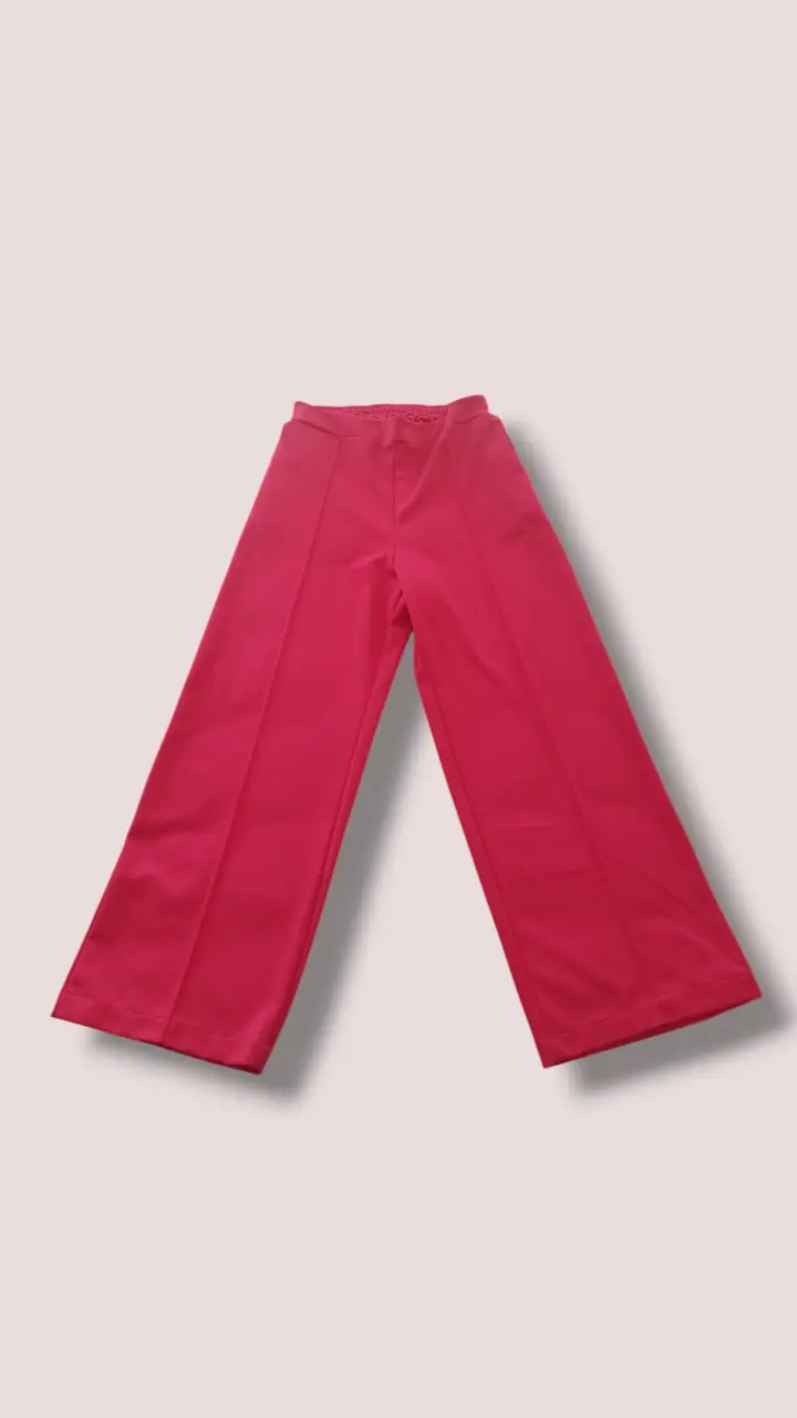 Pantalón sastrero , de corte recto y tiro alto. Ideal para un look elegante y moderno. Medidas: Contorno de cintura: 78 cm sin estirar tiene elastico en la parte trasera Tiro delantero: 33 cm Tiro trasero: 43 cm Largo: 100 cm