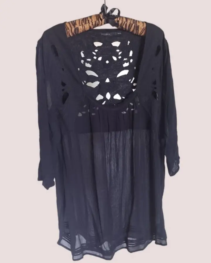 Camisola marca porsaid negra importada canesu bordado y calado parte trasera y delantera manga 3/4  talle 50 xxl impecable sin uso Medidas Contorno de busto: 126 cm Hombro a hombro: 47 Largo total: 85 cm