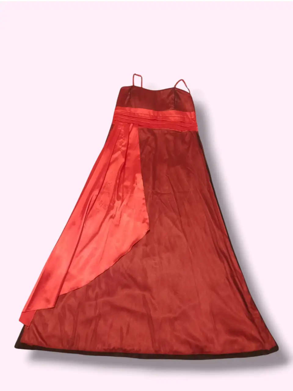 Vestido largo de fiesta, color rojo con detalles en rojo más claro. Ideal para eventos especiales. Corte imperio nuevo sin uso  doble capa raso arriba microtul espalda drapeada corpiño con ballena Medidas Contorno de busto: 96 cm Largo: 145 cm