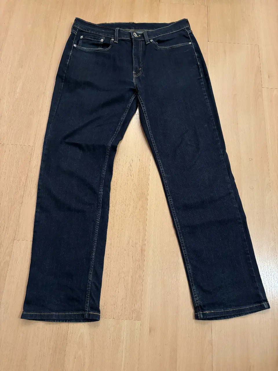 Jeans rectos de hombre, color azul oscuro, marca Levi's, talle W34 L30. Clásico y versátil, ideal para cualquier ocasión.