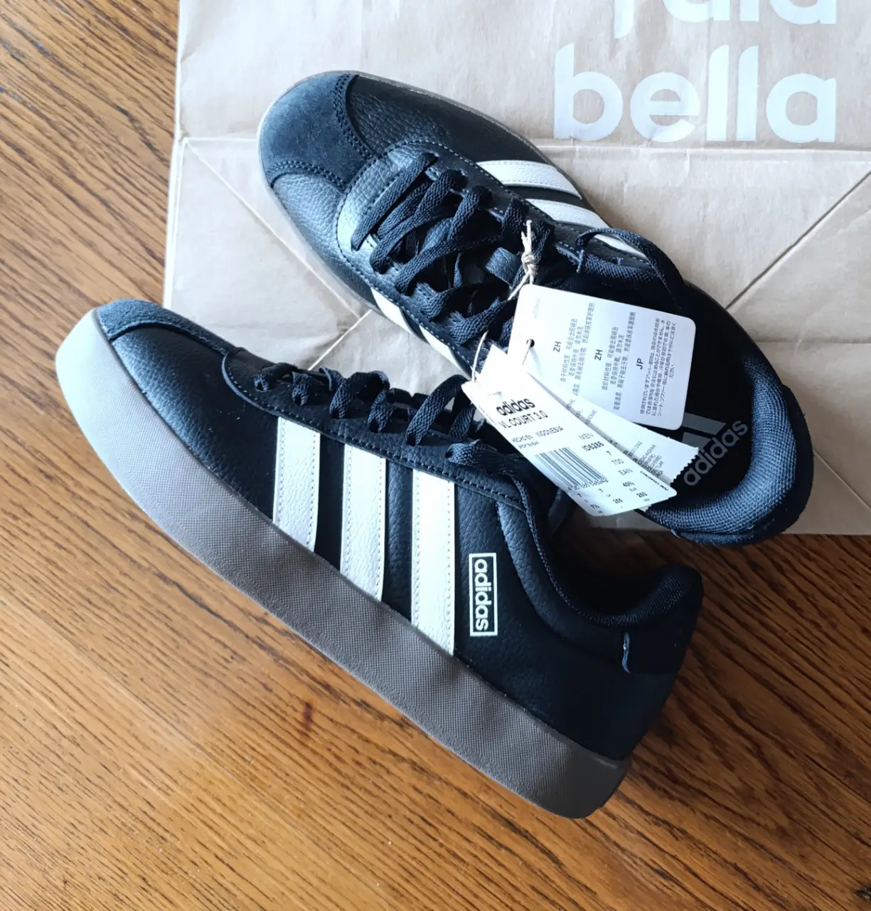 Zapatillas Adidas VL Court 3.0 para hombre, color negro con detalles blancos. Diseño clásico y versátil, ideales para uso diario. Plantilla 25 cm.