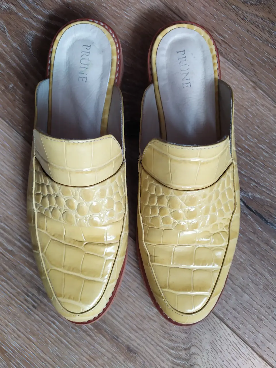 Zapatos amarillos de cuero con diseño de reptil, ideales para un look elegante y moderno. Marca Prune, talle 37.