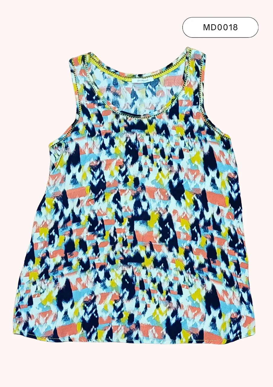 Musculosa estampada con un diseño abstracto y vibrante en tonos azules, amarillos, rosas y naranjas. Posee un escote redondo con un detalle de borde amarillo y costuras visibles. Ideal para un look casual y fresco.
Medidas:
(2) 40 cm