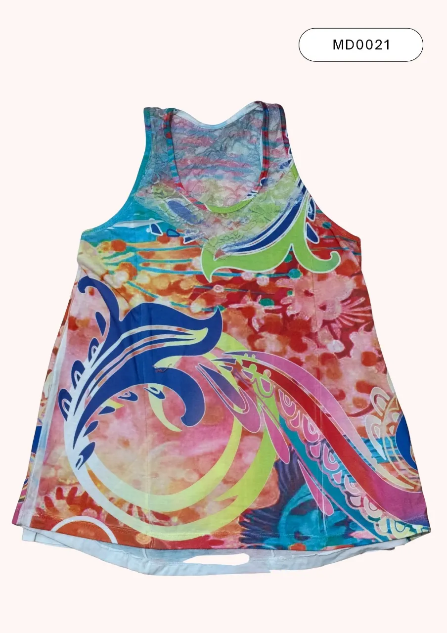 Musculosa estampada con diseño vibrante y detalles de encaje en el cuello. Ideal para un look casual y fresco.