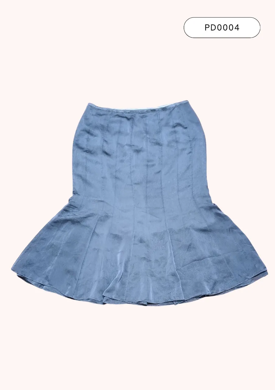 Pollera sirena gris, de gajos y cierre en la espalda. Forrada.  Ideal para un look elegante y moderno.
Medidas:
(A) 42 cm
(C) 80 cm