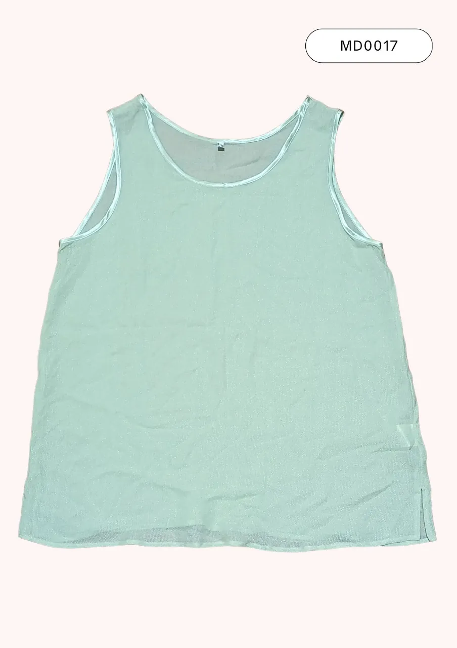 Musculosa de tela liviana, ideal para el verano. Su diseño es fresco y cómodo, perfecta para días cálidos o para usar como prenda de playa. Color como foto 3.  Posee un detalle sutil en el cuello y los breteles.
Medidas:
(2) 56 cm