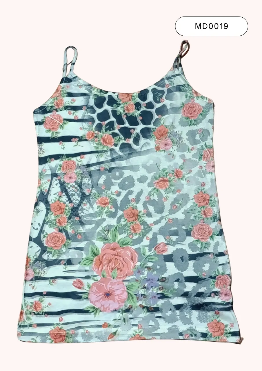 Musculosa estampada con flores y animal print. Ideal para un look casual y fresco.