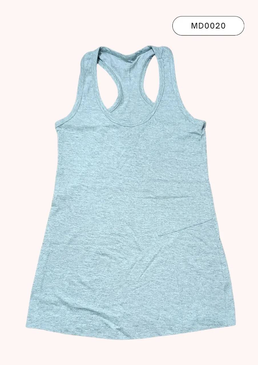 Musculosa deportiva gris, ideal para entrenar o para un look casual y cómodo. Tiene un bolsillo en el frente. Su diseño permite total libertad de movimiento. Colores como foto 3.
Medidas:
(2) 36 cm