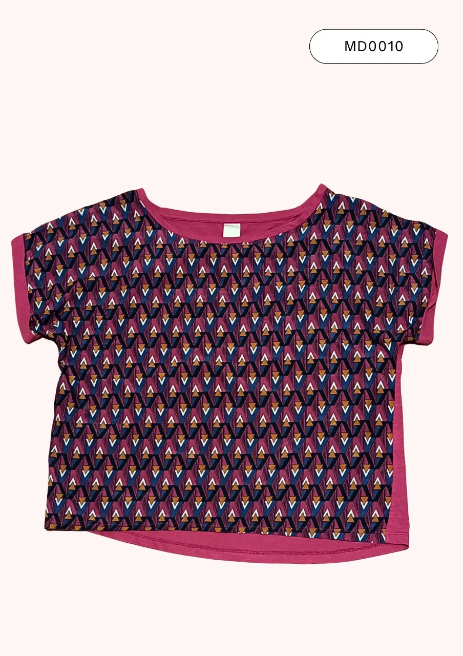 Remera estampada con diseño geométrico en tonos vibrantes. Posee mangas cortas y un corte moderno que la hace ideal para el día a día.