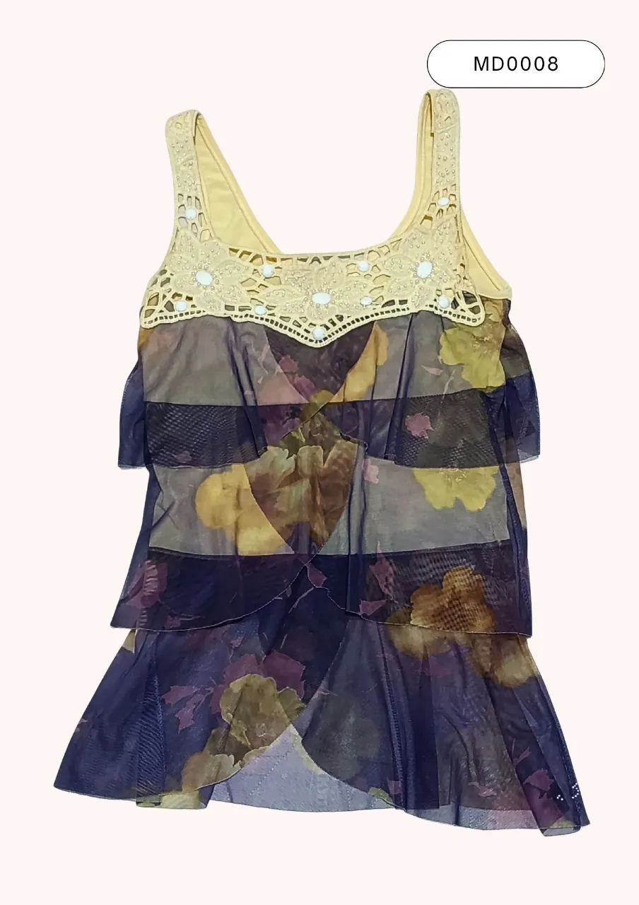 Top "Sweet" de tiras con volados y detalles de encaje y piedras en el cuello. Estampado floral vibrante con franjas horizontales. Ideal para un look fresco y femenino.
Medidas:
(2) 36 cm
