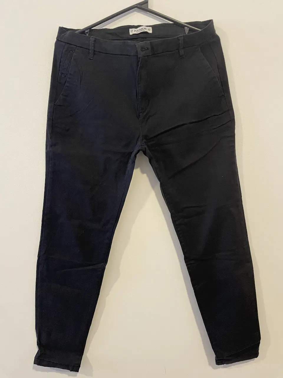 Pantalón chino negro de mujer, corte recto que se va achupinando, ideal para un look casual y versátil. Perfecto para combinar con diferentes estilos y ocasiones.