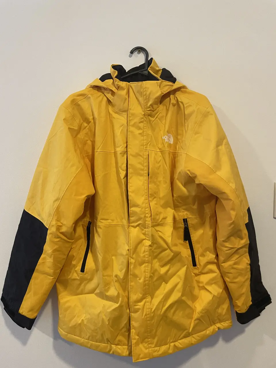 Campera The North Face Summit Yellow con detalles en negro, ideal para ski. Posee capucha y bolsillos con cierre. Talle XXL de niño. La vendo nueva traída de EEUU porque me quedó grande. Es unisex la verdad. 