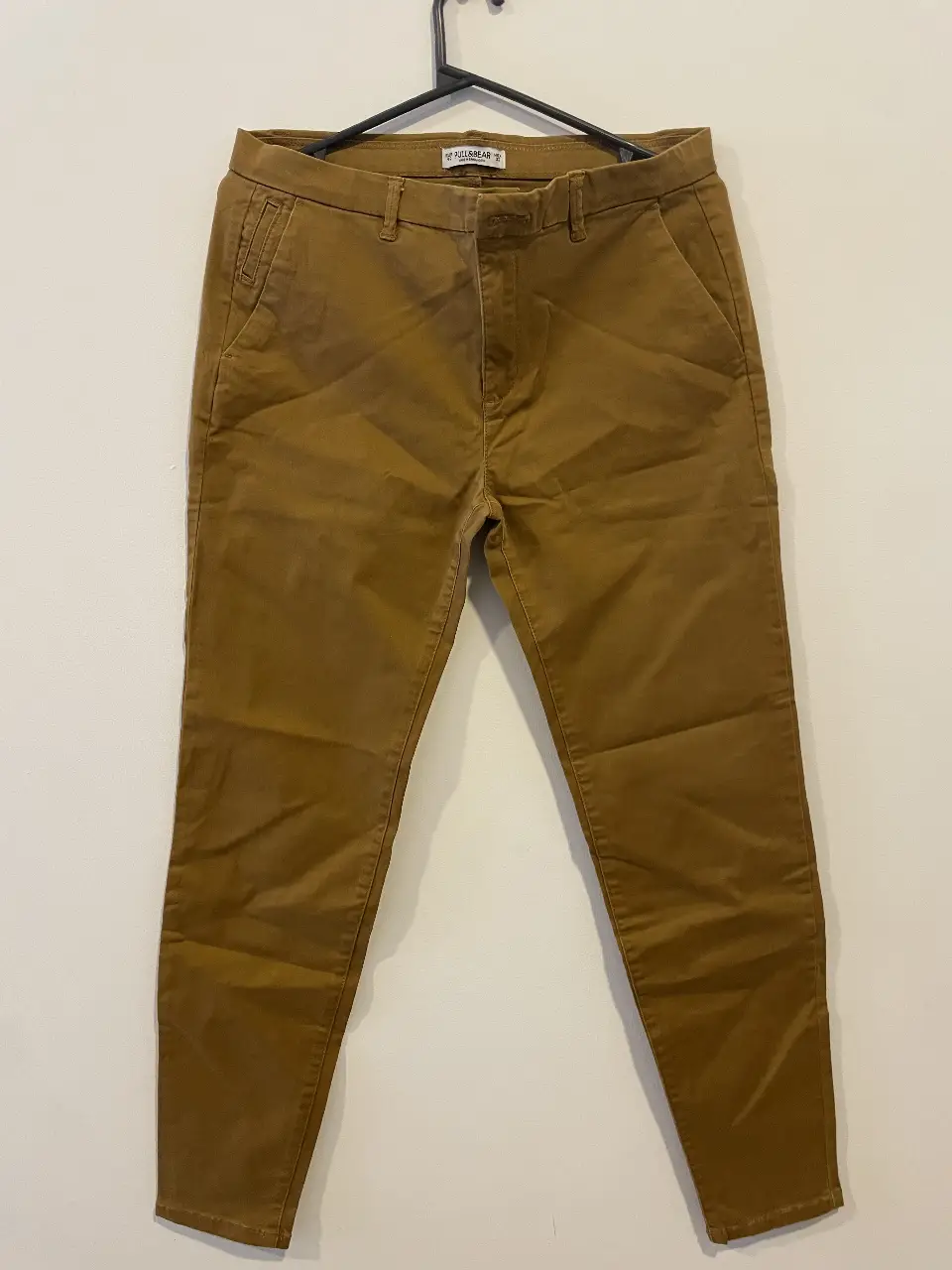 Pantalón chino de mujer, color marrón. Corte que se va achupinando un poco, ideal para un look casual y versátil. Perfecto para combinar con camisas o remeras.