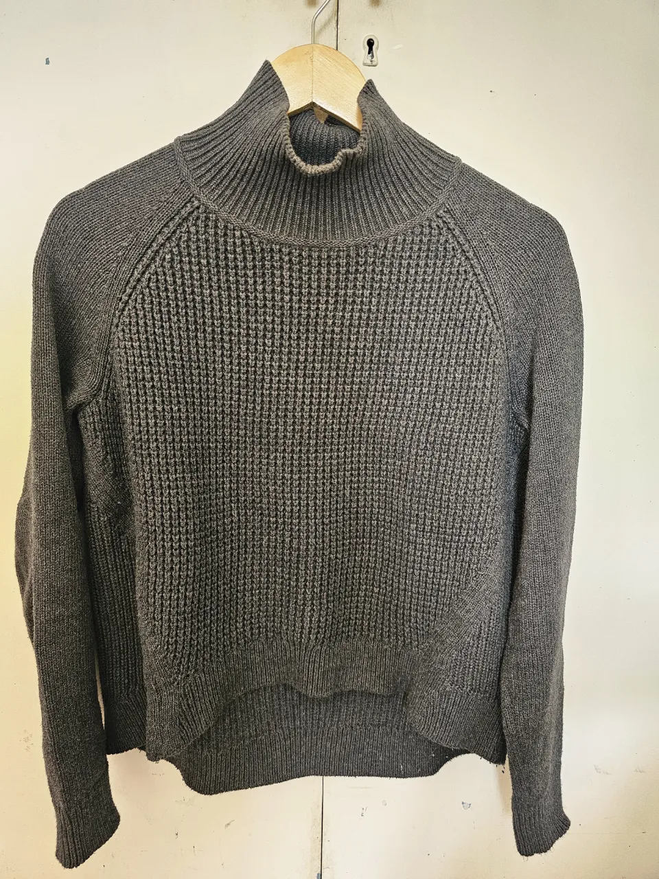 Sweater de cuello alto para mujer, tejido en punto de canalé. Ideal para un look casual y abrigado en invierno.
