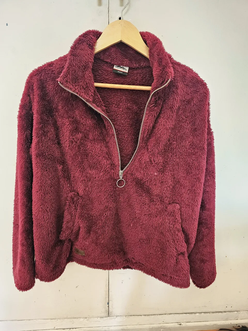 Buzo de mujer de micropolar, color borgoña, con cierre frontal y bolsillos. Ideal para el invierno, cómodo y abrigado.