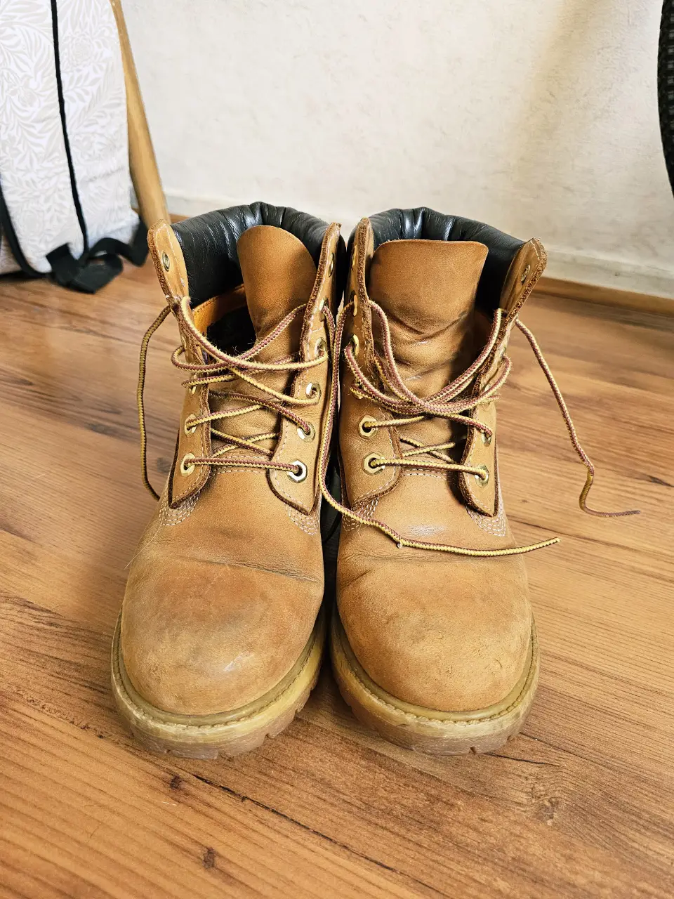 Borcegos Timberland yellowboot de cuero color marrón clarito, con cordones y cuello acolchado en negro. Tienen el logo de la marca grabado en el lateral. Largo de plantilla: 25 cm