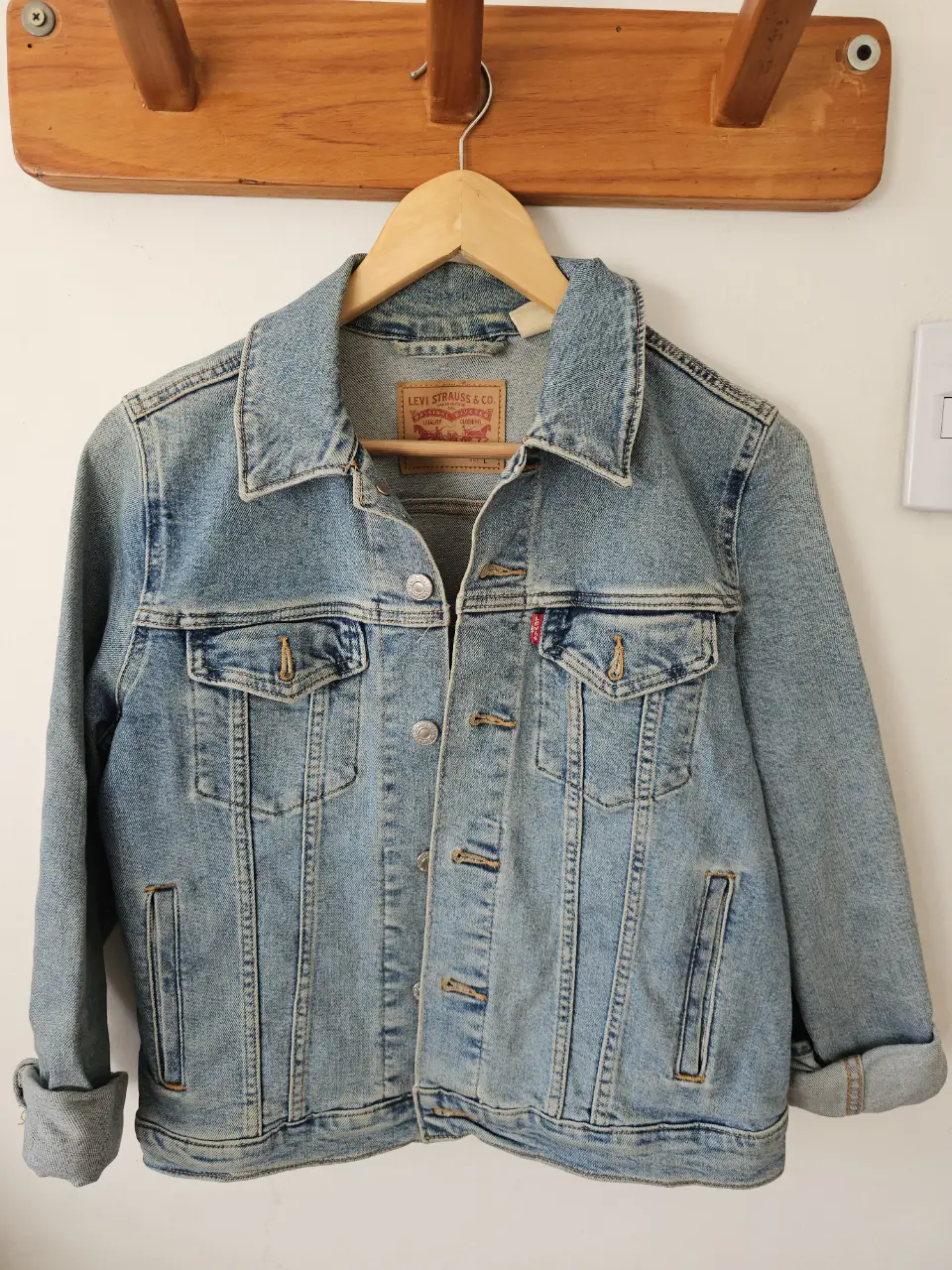 Campera de jean azul claro de la marca Levi's, con el clásico diseño de denim. Ideal para un look casual y versátil.
