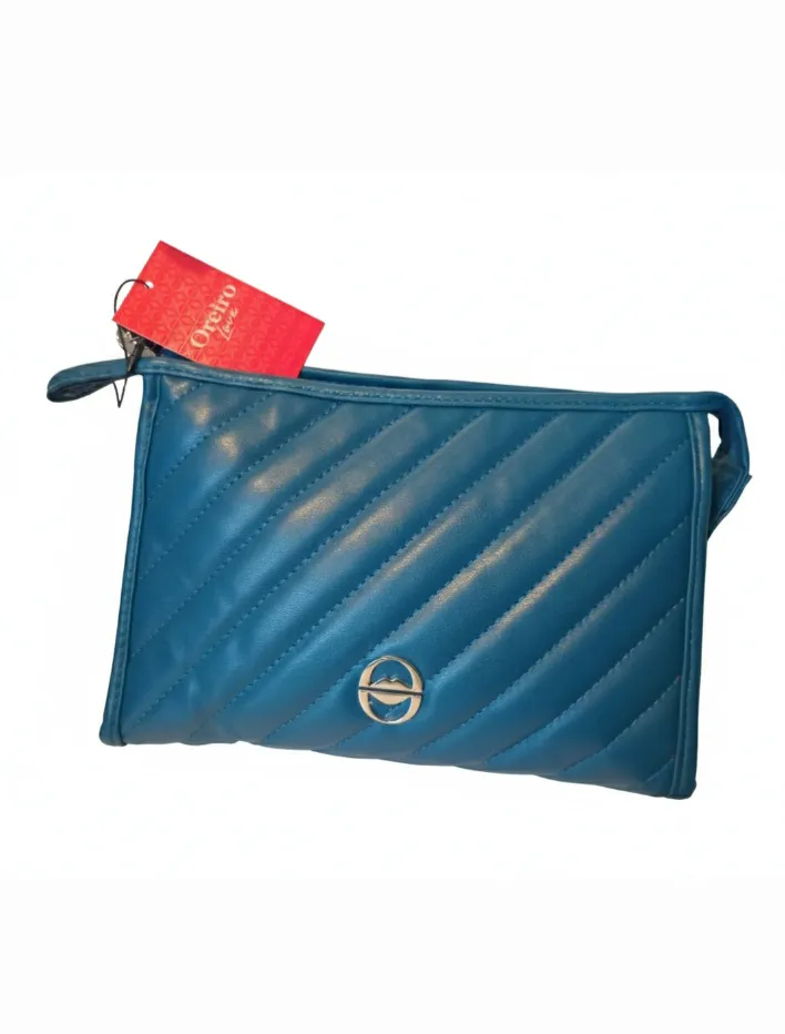 Cartera Oreiro Love nueva, tipo clutch o neceser acolchada, color azul petróleo. Forrada ideal para llevar lo esencial con estilo. Perfecta para salidas o eventos. O para guardar tus cosméticos.