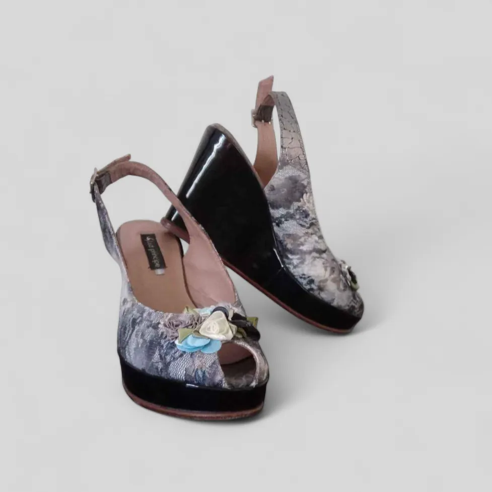 Sandalias de plataforma con taco cuña, diseño floral y detalle de moño. Perfectas para un look elegante y femenino.