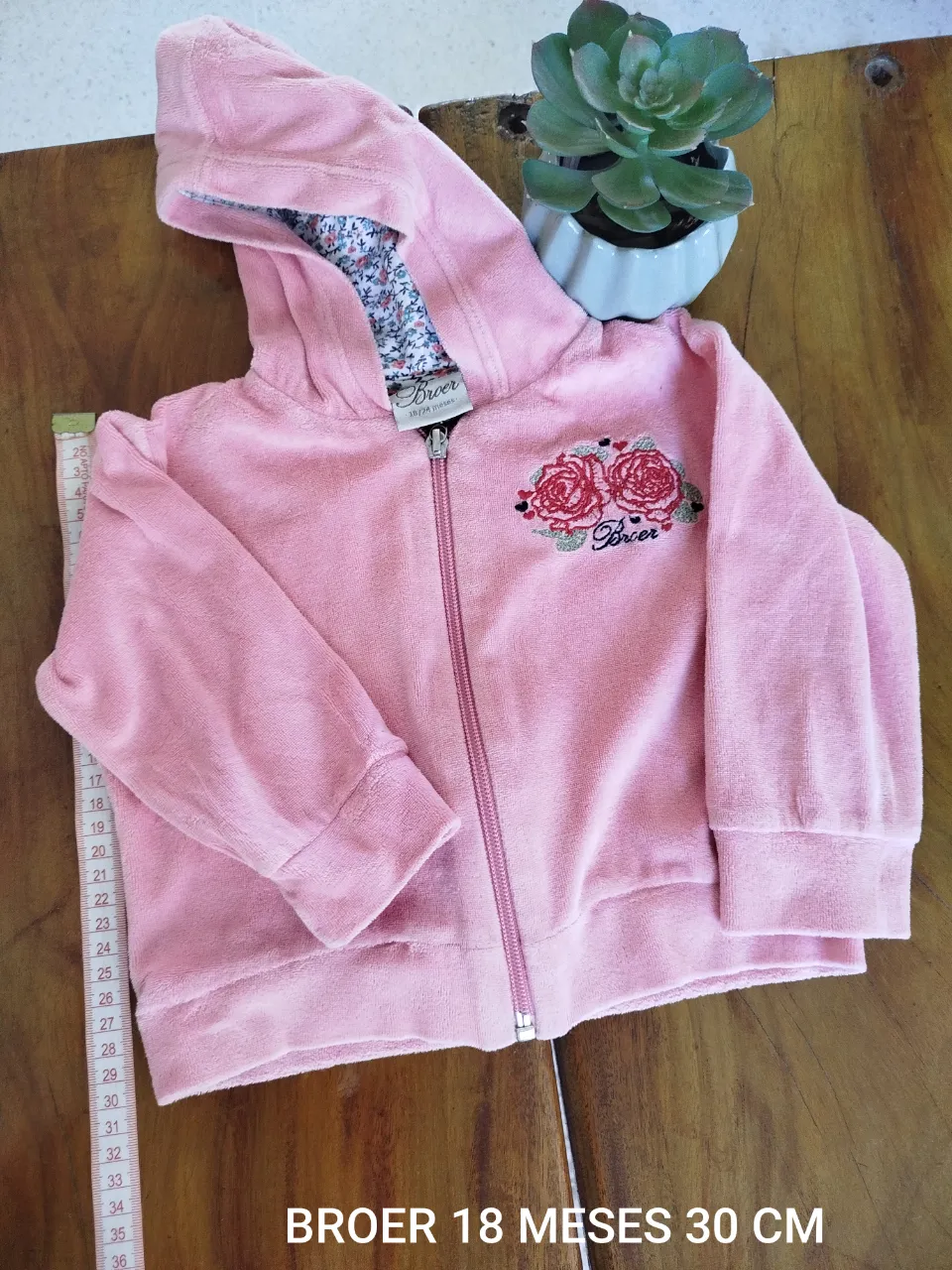 Buzo con cierre para niña, color rosa, con capucha y bordado de flores. Ideal para bebés de 18 meses.
