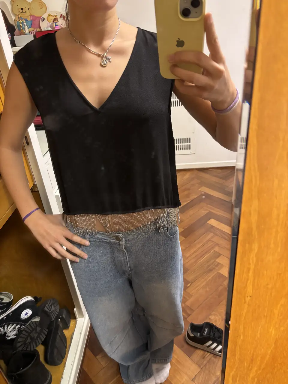 Top negro de mujer, con escote en V y detalle de flecos plateados en la parte inferior. Ideal para un look de fiesta o salida. (cadenitas por ahi hay alguna que otra enredada pero en perfecto estado esta)