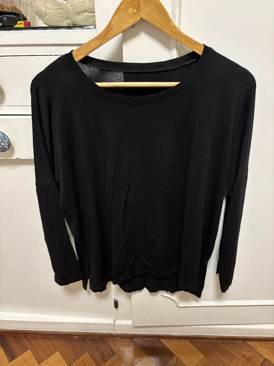 Remera manga larga negra, ideal para un look casual y versátil. Confeccionada en un tejido suave y cómodo, perfecta para combinar con cualquier outfit.SIN MARCA (tuve que poner algo para poder subir)